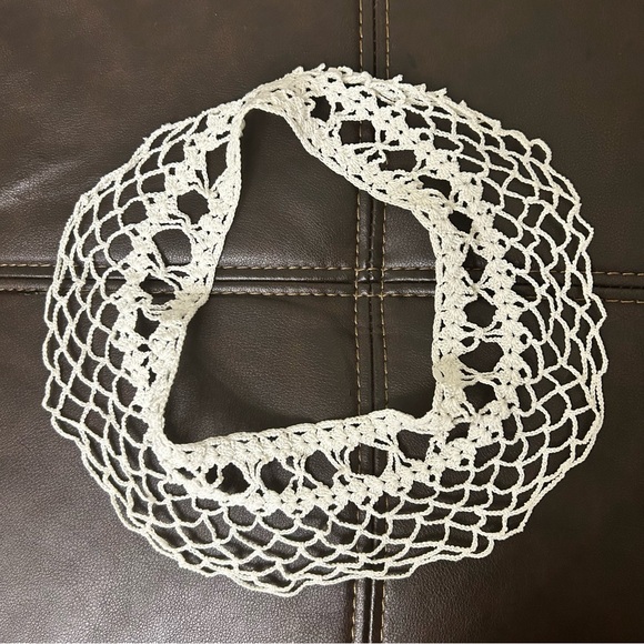 Antique lace collar circles stripes with clip closure - Picture 8 of 8